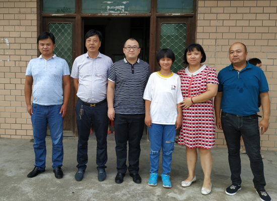 南通公司愛心捐助貧困學(xué)子圓夢大學(xué)